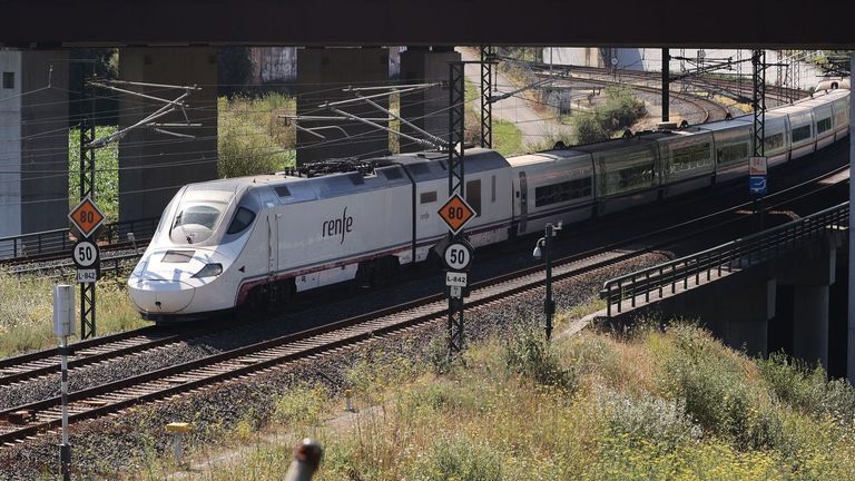 La línea de alta velocidad Santiago-Ourense, con solo 14 años en servicio, tiene problemas en 108 kilómetros de vía
