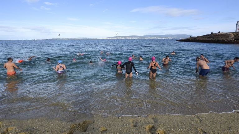 Baño en Bueu con el agua a 13 grados para pedir que la playa de Pescadoira se regenere este 2026