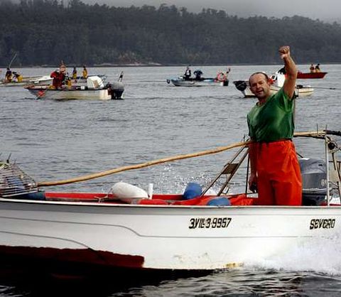 Un mariscador hace un elocuente gesto tras una jornada de trabajo en Os Lombos do Ulla. 