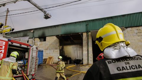 Labores de extincin de un incendio industrial en dos naves de reciclaje de Bentraces