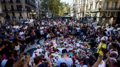 Cientos de ciudadanos se concentraron en Las Ramblas para dejar flores y velas encendidas el da despus de los atentados del 17A