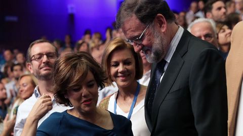 Rajoy saluda a Santamaría.