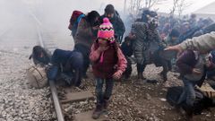 Desesperacin de los refugiados en la frontera entre Grecia y Macedonia