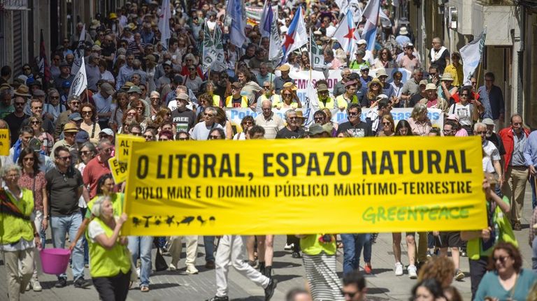 Cientos de personas se manifiestan contra Ence y Altri en Pontevedra