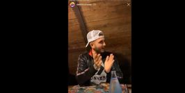 Omar Montes canta junto con sus amigos mientras cena en un restaurante en Oviedo