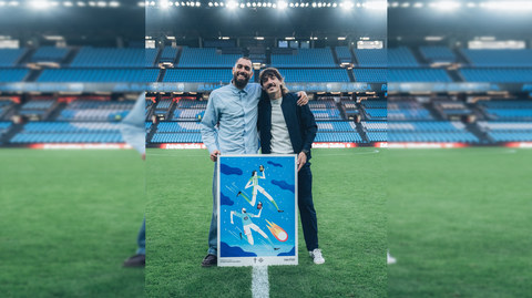 Borja Iglesias y H&eacute;ctor Beller&iacute;n posan con el cartel del Celta-Betis que ambos protagonizan.