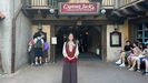 Saray Freijeiro en su puesto de trabajo en Disneyland Pars