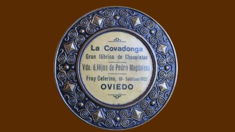 Placa de Chocolates La Covadonga, que fue fundada por Pedro Magdalena, estuvo en la calle Ura y luego en la calle Fray Ceferino de Oviedo