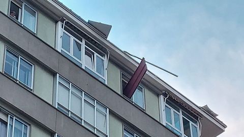 La fuerza del viento provoc que la chapa de un tejado entrara por la ventana de una vivienda en la calle Carriarico