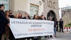 Letrados judiciales manifestndose la semana pasada ante la Delegacin del Gobierno en A Corua.