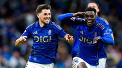 Alberto Reina, con Rahim detr�s, celebra el 1-0 del Oviedo al Barcelona