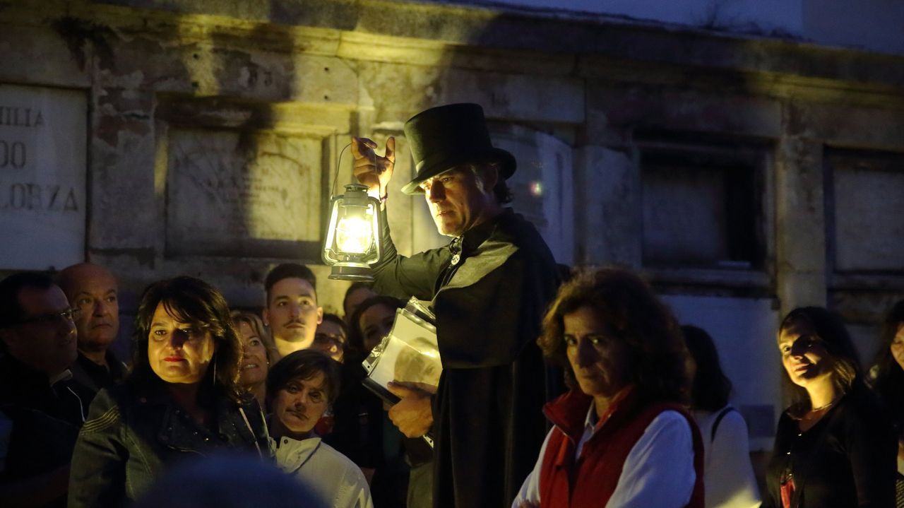 Boiro se vuelve retro con el Maio Vintage.Visita nocturna al cementerio de San Amaro con el gua Suso Martnez