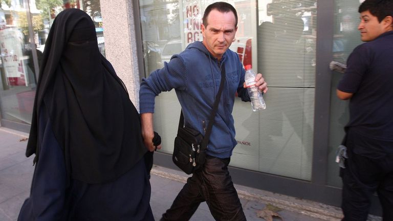 El alcalde socialista de Lleida abre otra crisis con Sumar y prohibirá el velo integral en la vía pública