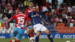 Borja Bastn es agarrado durante el Lugo-Oviedo