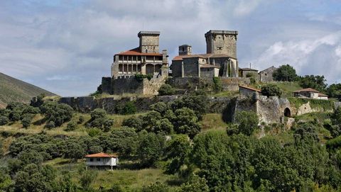 El castillo de Monterrei, vigilante desde las alturas del valle de Verín, es uno de los mejor conservados y más imponentes de la geografía gallega. Es además un recinto amurallado que cuenta en su interior con una pequeña ciudad medieval que conserva aún muchos de sus edificios principales.