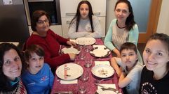 La familia Gmez Caseiro, con los tres refugiados de Ucrania a los que acoge hace semanas (a la derecha)