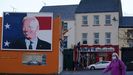 Cartel de Biden en un  muro de Ballina, pueblo irlandés del rama paterna de Biden