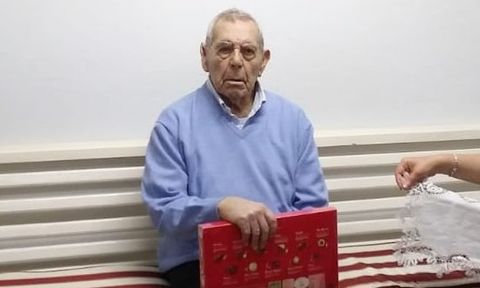 Imagen tomada en mayo del 2020, durante la entrega de un obsequio por su 100 cumpleaños