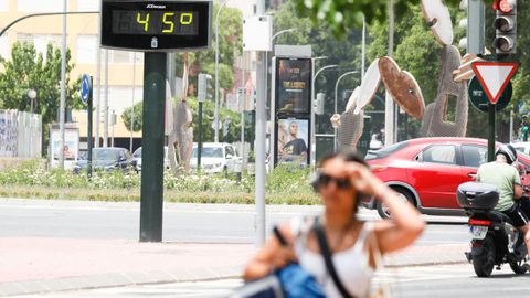 Un termómetro marca 45 grados en una calle de Murcia.