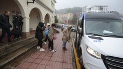 Viajeros del Feve de mediodía en dirección a Ferrol subiendo a un bus en la estación de Viveiro