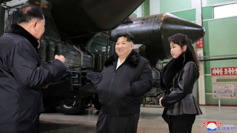 El lder supremo de Corea del Norte, Kim Jong-un, acompaado de su hija, Kim Ju Ae, en una visita a una planta militar del pas.
