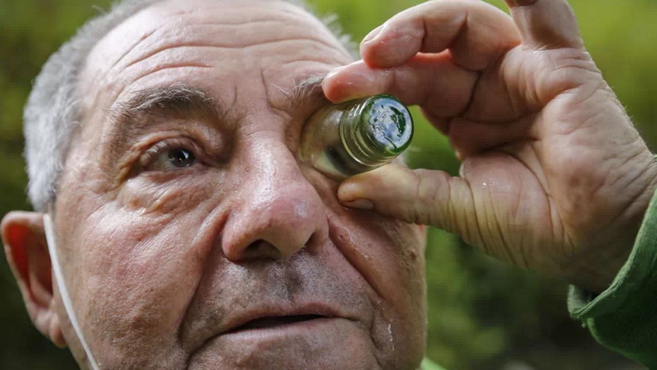 El buen tiempo y el alivio de restricciones atrae peregrinos a Santiago.Un home que se operou dun ollo e acude diariamente a darlle auga termal para as curas. Nas ruinas do antigo Balneario das Caldas en Ourense, baixo a ponte da estrada N-120. 29/05/2021
