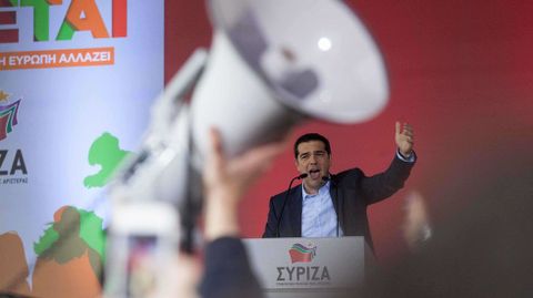 Alexis Tsipras en el mitin central de Syriza en Plaza Omonia en el que también participó Pablo Iglesias de Podemos.