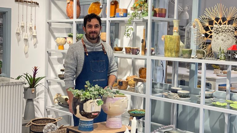 Alejandro es el propietario de Arobe, un taller de cerámica situado en la Ciudad Vieja que ofrece cursos semanales y clases sueltas