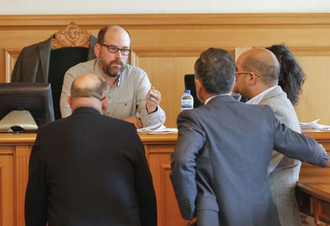El alcalde conversa con los portavoces de la oposicin en una reciente sesin plenaria. 