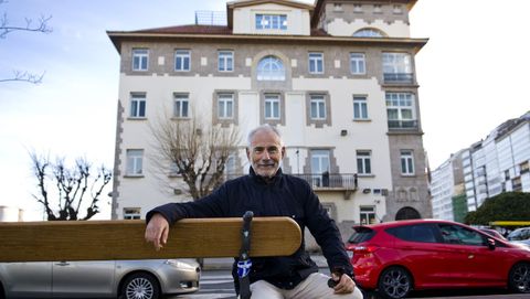 Manuel Ameijeiras posa ante el edificio de la Delegación del Gobierno en Galicia, en A Coruña