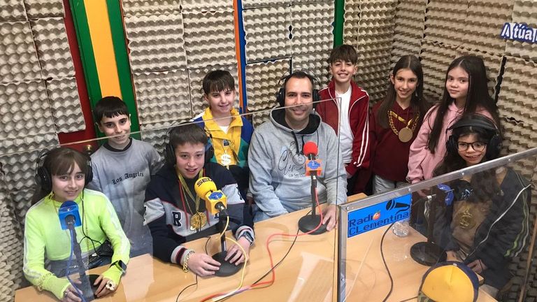 El CEIP San Clemente celebra el día de la radio con una entrevista al alcalde de Caldas