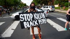 Una joven participa en una protesta el martes en Minepolis, en el lugar donde falleci George Floyd a manos de la polica