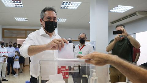 El ganador de la primarias del PSOE-A y alcalde de Sevilla, Juan Espadas, depositando hoy su voto.