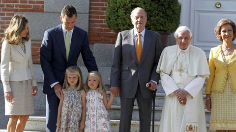 El papa Benedicto XVI , los reyes de Espaa, Juan Carlos y Sofa y los prncipes de Asturias con las infantas Leonor y Sofa, en agosto de 2011