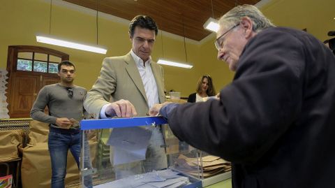 El ministro de Industria y candidato del Partido Popular, Jos Manuel Soria, vota para las elecciones generales en un colegio electoral de Las Palmas de Gran Canaria. 