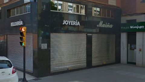 Fachada de la Joyer�a Mui�a, en La Calzada, donde se produjo el atraco