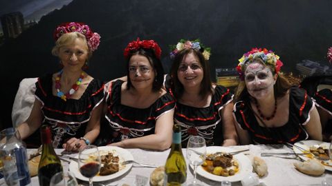 Los restaurantes de Verín volvieron a reunir a los grupos de mujeres que siempre participan en el xoves de comadres.