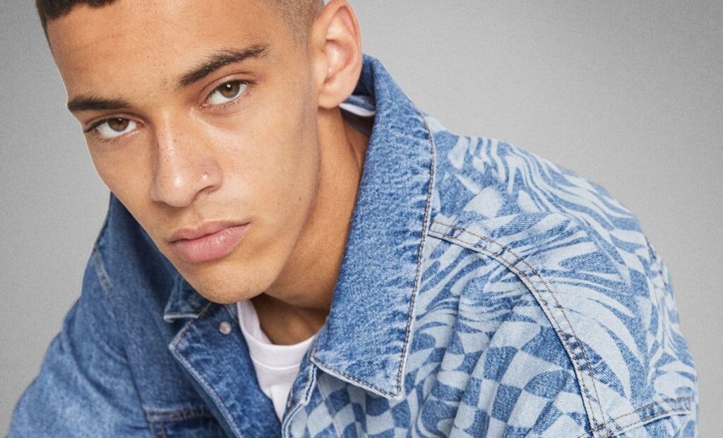 Las imágenes del acto de despedida del buque logístico australiano.Luna, la trabajadora de Cruz Roja que consuela a un inmigrante que llegó exhausto a Ceuta, el pasado martes