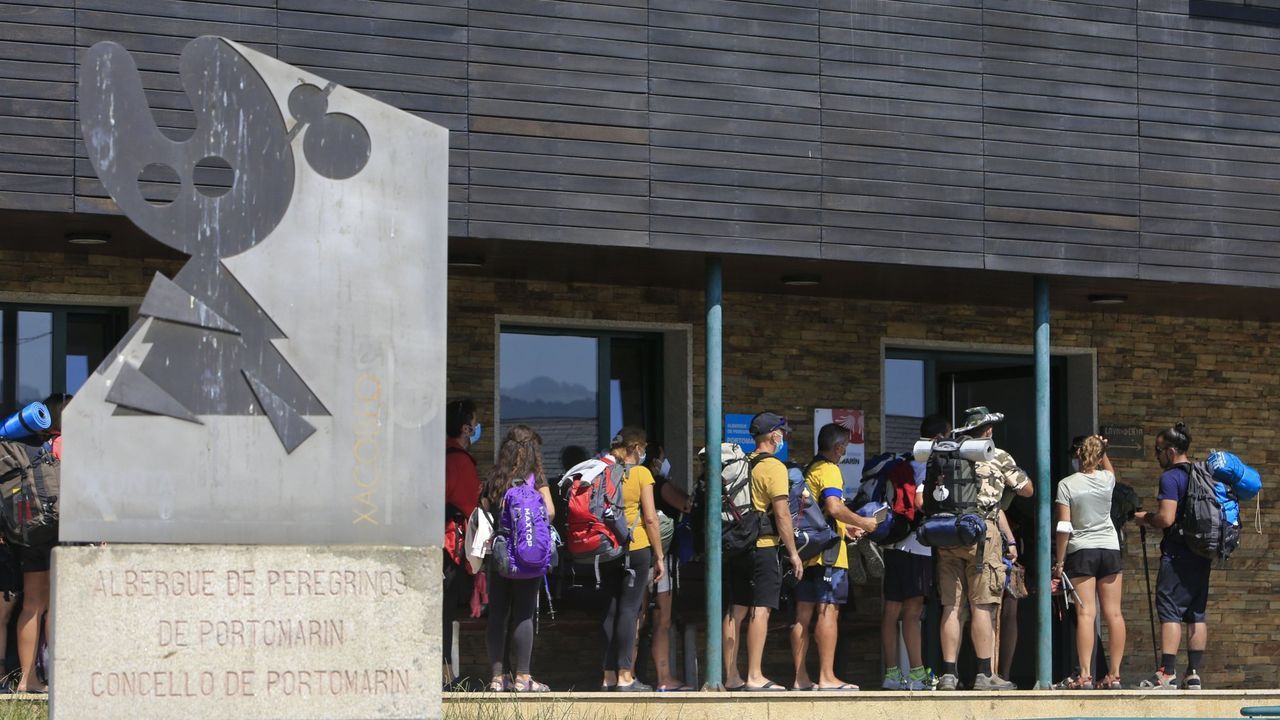 Cola de peregrinos s portas do albergue pblico de Portomarin, xestionado pola Xunta, o pasado agosto.

