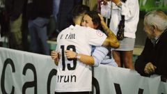 Víctor Eimil, 19 del Real Unión, abraza a una aficionada del Arenteiro, donde jugó hace dos temporadas.