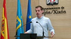 El portavoz de IU en el Ayuntamiento de Gij�n, Javier Su�rez Llana, en rueda de prensa en el Consistorio gijon�s.