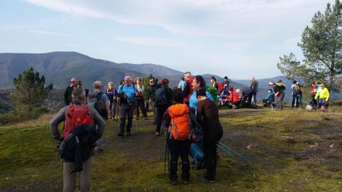 Participantes en uno de los recorridos a pie por el geoparque que organiz el club Montaeiros Celtas durante los ltimos meses