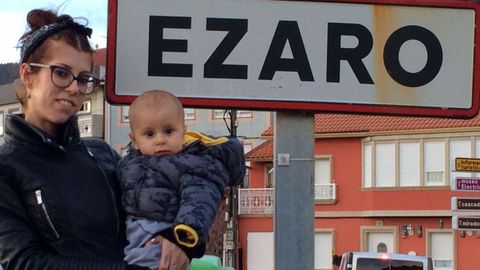 Laura Iglesias, de Ourense, con su hijo Ézaro