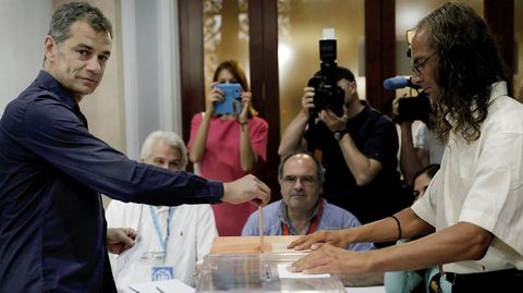 El cabeza de lista de Ciudadanos al Congreso por Valencia, Toni Cant, ejerciendo su derecho al voto