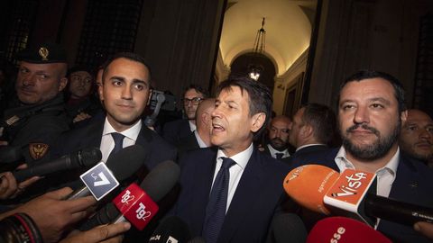 Guiuseppe Conte y sus dos vicepresidentes en el exterior del Palacio Chigi en Roma