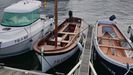 El bote de vela latina donde se produjo el accidente, ayer amarrado en el puerto deportivo de Ribadeo, con el mástil pero con la verga y la vela desmontada