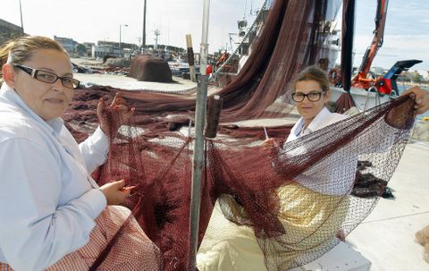As redeiras Berta Paz e Montse Reiriz, nai e filla, cumpren coa reparacin de redes en pleno porto de Aguio. 