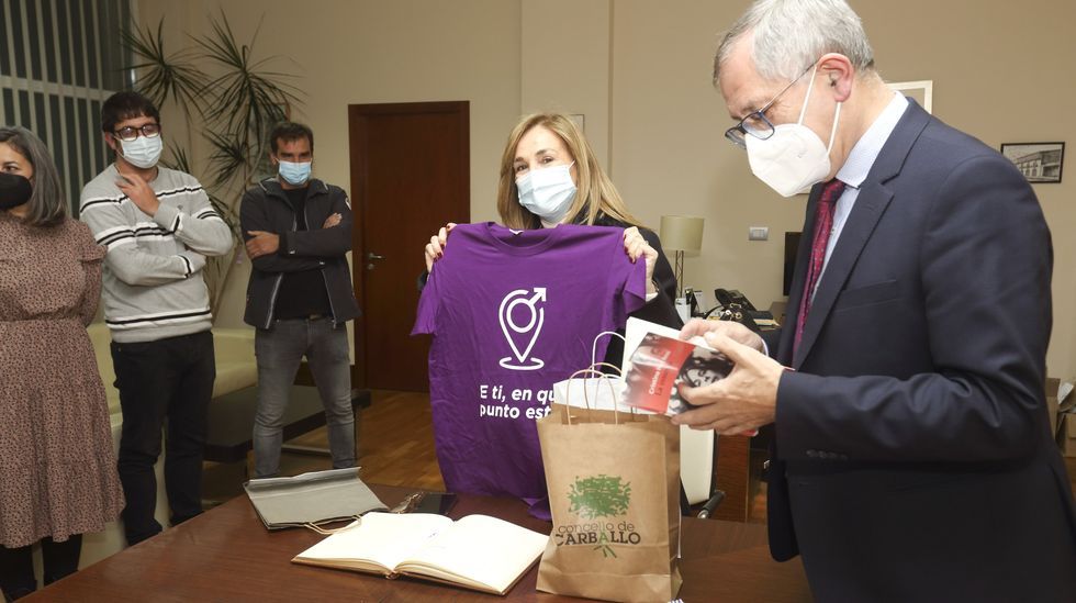 El abrazo interminable de dos hermanos de Pontevedra tras 42 aos sin verse.Castelao, segundo por la derecha, en una imagen de 1940 tomada en la Casa de Galicia de Montevideo y cedida por la institucin. Con l se encuentran el presidente de la entidad en aquel momento, Luis Luna; los directivos Jos Lorenzo y Hermenegildo Ruibal. El primero por la derecha es el escritor Antonio Alonso Ros 