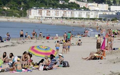 El sol fue ms esquivo este verano, pero la gente aprovech igualmente las playas, como en Covas. 