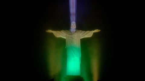 El Cristo Redentor, iluminado por los colores de la bandera de Brasil, para celebrar que faltan cien das para los Juegos Olmpicos (Brasil).